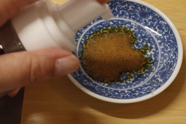 ダイソーの泡醤油ボトル（120mL）に入れた醤油を小皿に出す