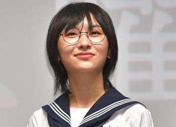 メガネも外し、セーラー服も…新しい学校のリーダーズ・SUZUKA、イメージ激変ショットを公開