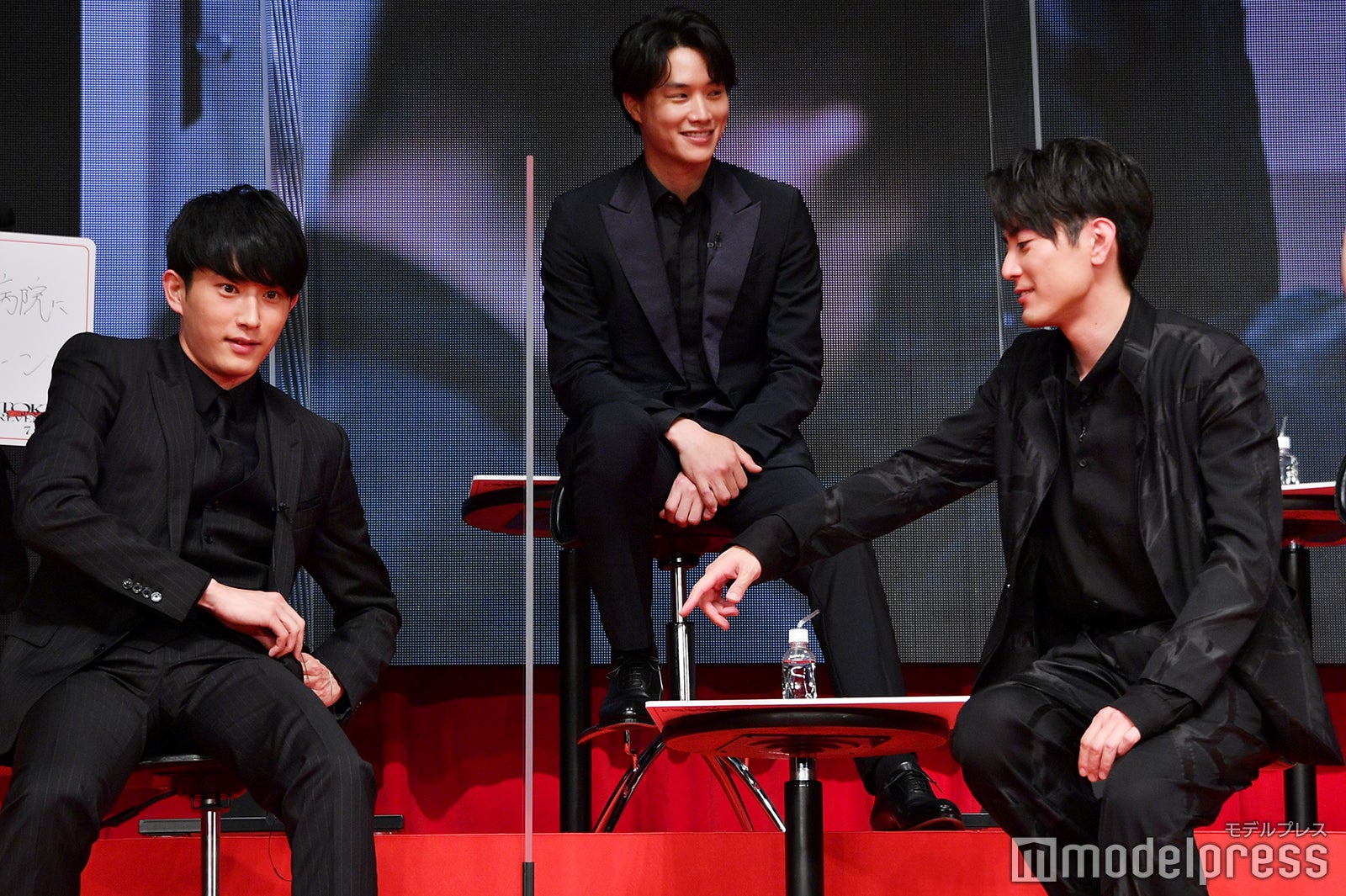 杉野遥亮、ハプニング発生 ※マイクの受信機が落下（C）モデルプレス