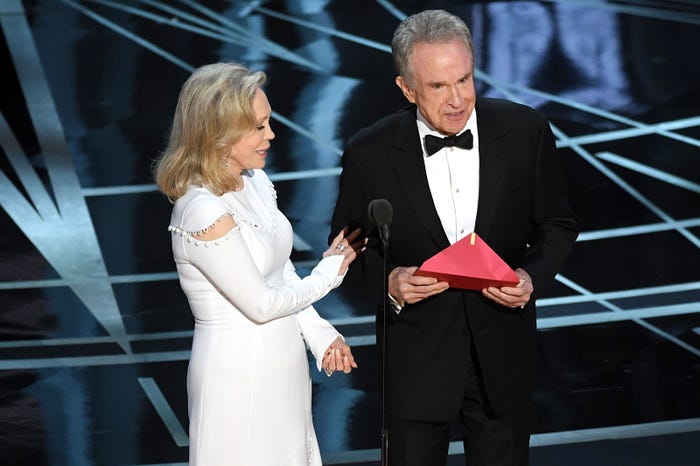 作品賞プレゼンターを務めたフェイ・ダナウェイ、ウォーレン・ベイティには誤った封筒が手渡されていた/photo:Getty Images