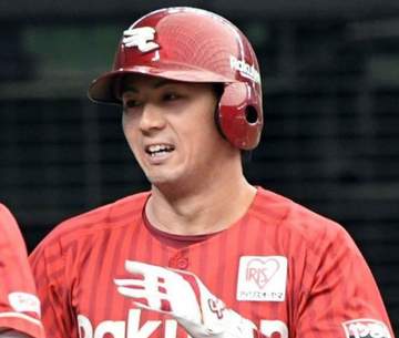 悔しさ露わ 楽天・佐藤直樹、好機で空振り三振にいら立ち、ベンチ何度も殴りつける 直後の守備でチーム救う本塁への好返球