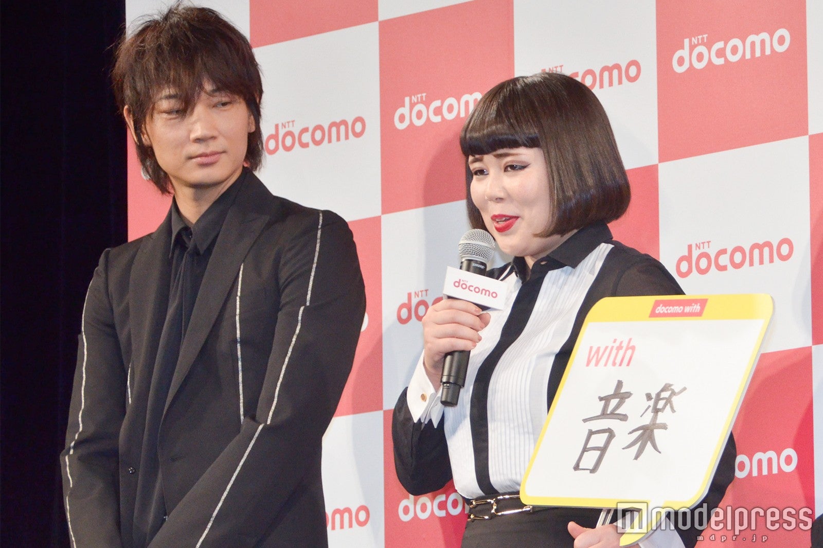 綾野剛＆ブルゾンちえみ（C）モデルプレス