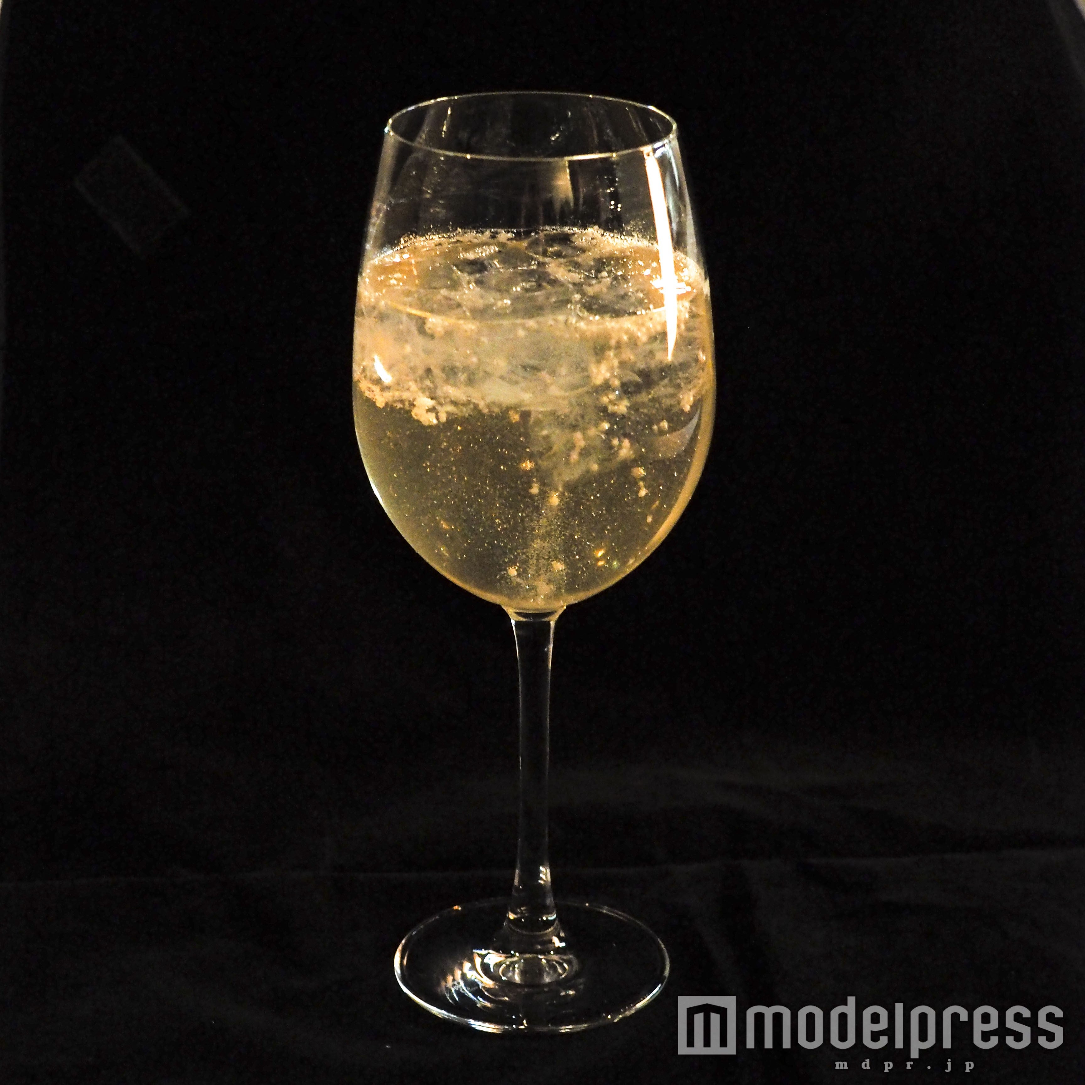 金箔が入った「ヴィクトリーハイボール」／画像提供：サンヒルズ