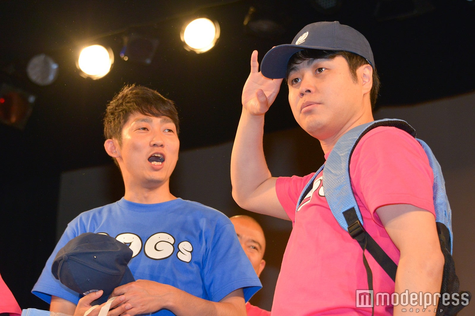 副賞の帽子とリュックを早速身につける井上裕介（遠足？）（C）モデルプレス