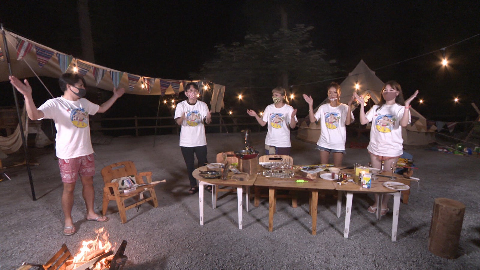 丸山桂里奈デザインのTシャツをオソロ着用 （C）フジテレビ