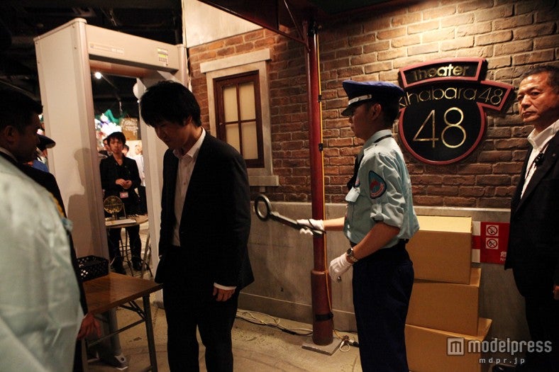 警備員によるボディチェックを行う場合もある（C）AKS