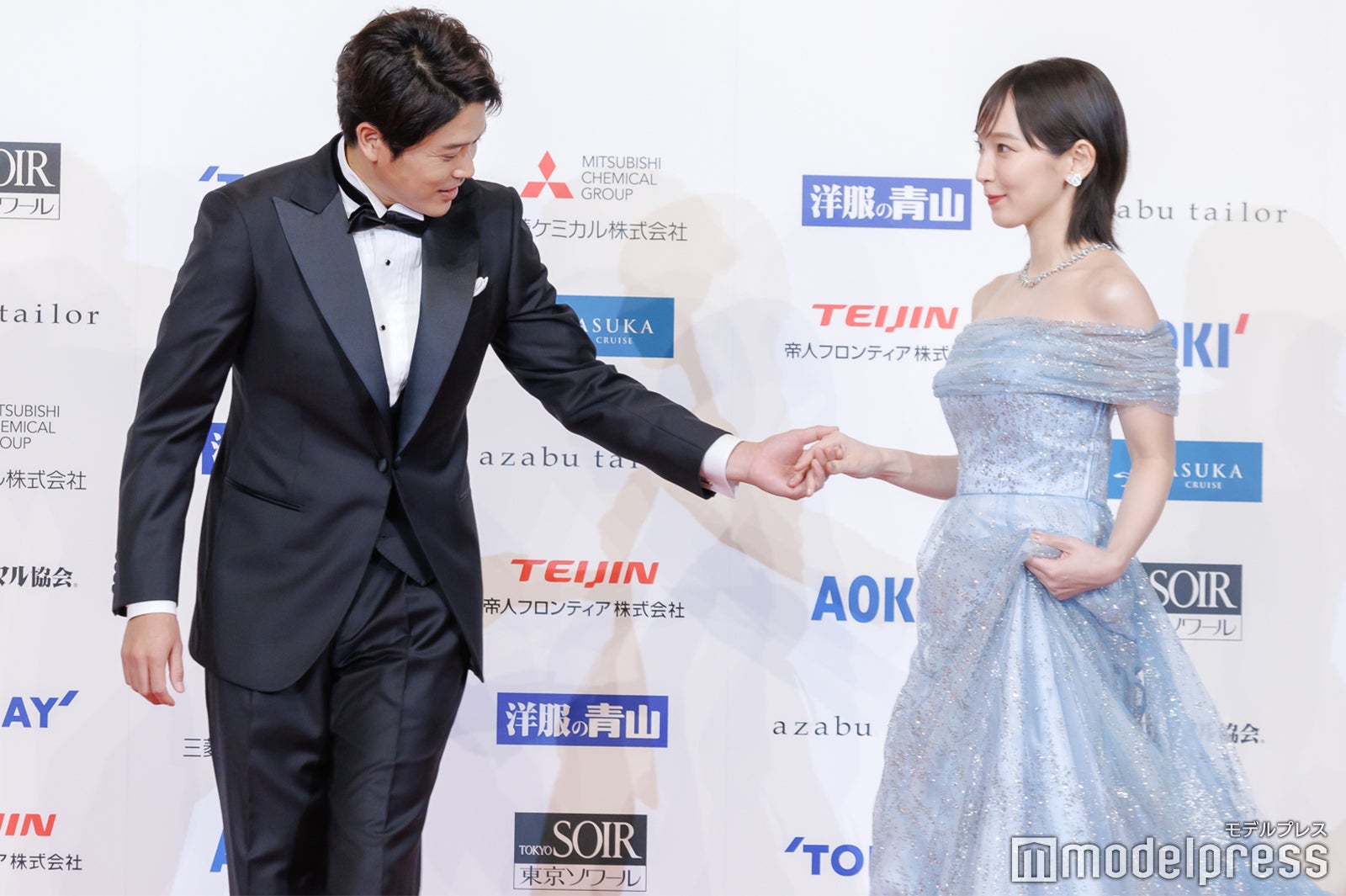 吉岡里帆をエスコートする内田篤人（C）モデルプレス