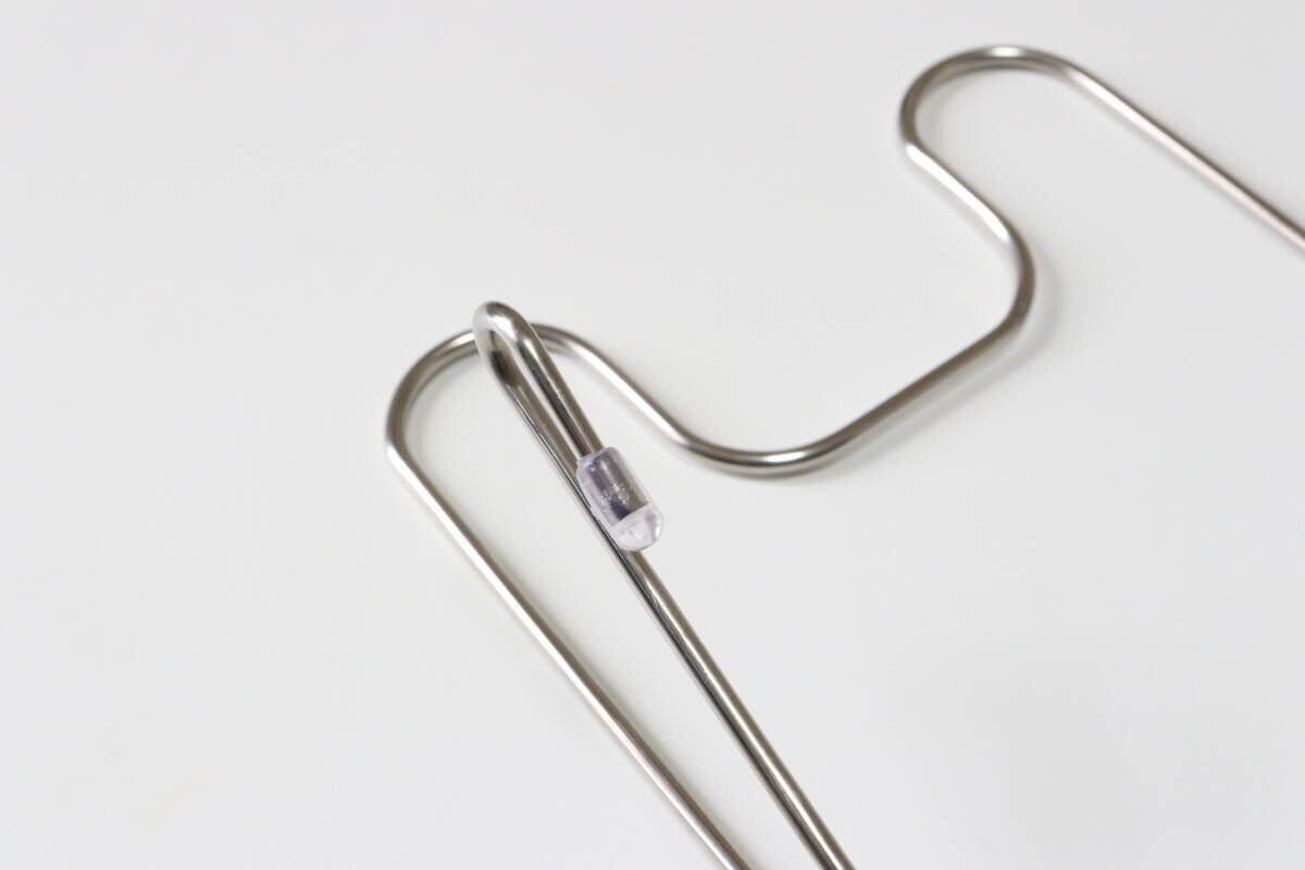 セリア ステンレス水切りラック用鍋ふたホルダー セリアのステンレス水切りラック用鍋ふたホルダーのフックの先端には傷つき防止のパーツ付き