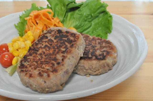 業務スーパー「あらびきハンバーグ」そのままで