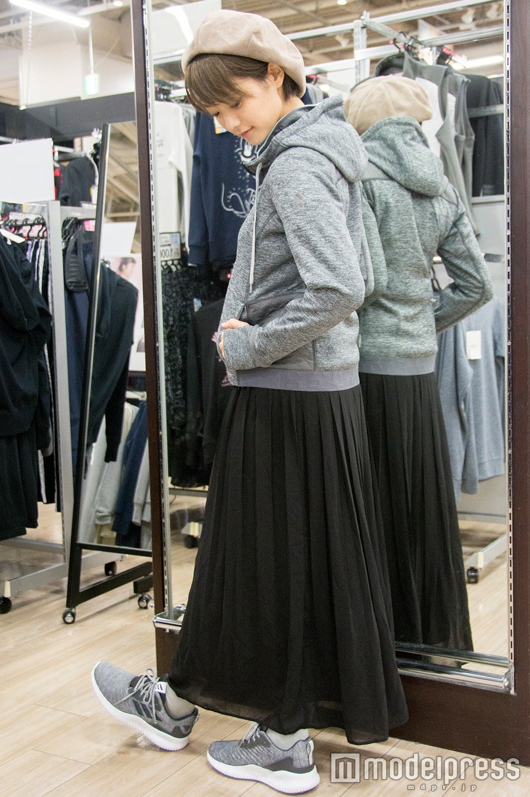 パーカーとぴったりのシューズ(C)モデルプレス
