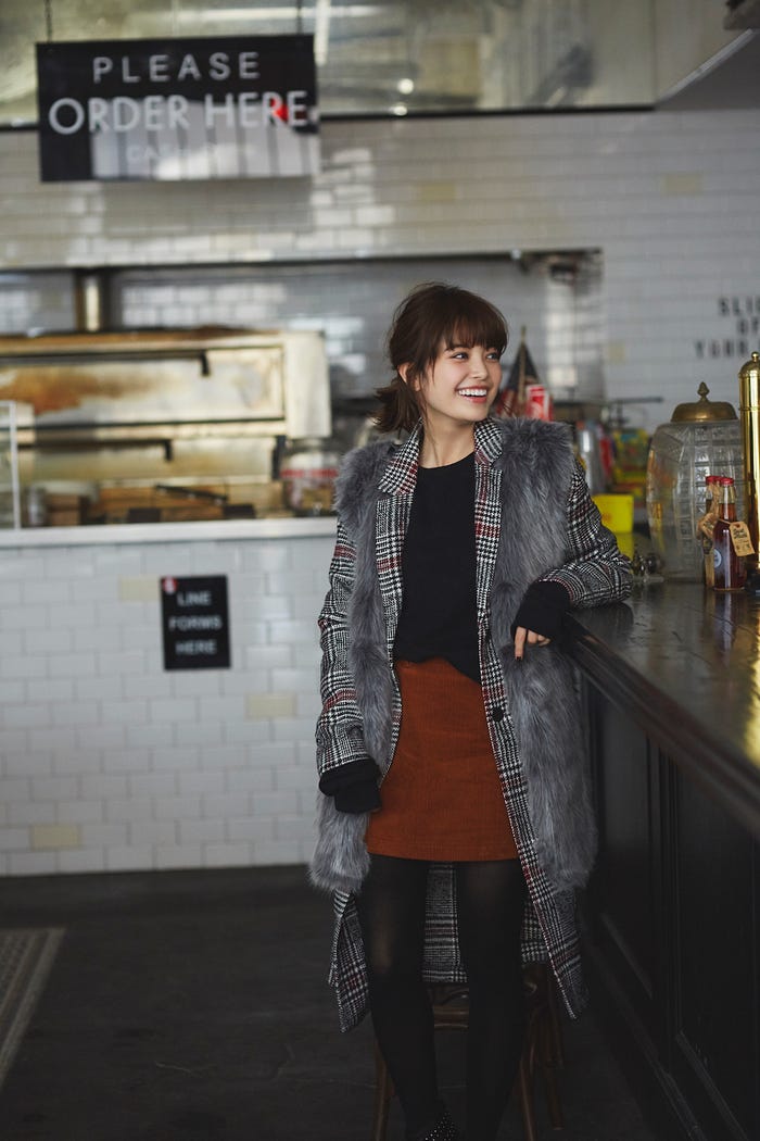 チェスターコート¥8,950/Bershka(ベルシュカ・ジャパン カスタマーサービス) ファーコンビジレ¥5,450/Stradivarius(ストラディバリウス・ジャパン カスタマーサービス) ロングスリーブスエット¥3,550/Bershka(ベルシュカ・ジャパン カスタマーサービス) コーデュロイミニスカート¥1,790/FOREVER21(FOREVER21 オンラインショップカスタマーサービス) タイツ/私物(C)TOPLOG