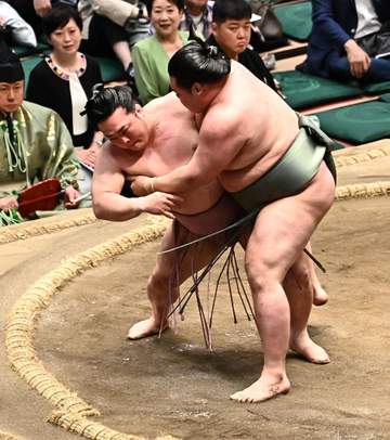 炎鵬 十両で3年ぶり勝ち越し 館内大歓声と拍手 明生を豪快下手投げで破り連敗を3で止める 23年春場所以来、3年ぶりの8勝目