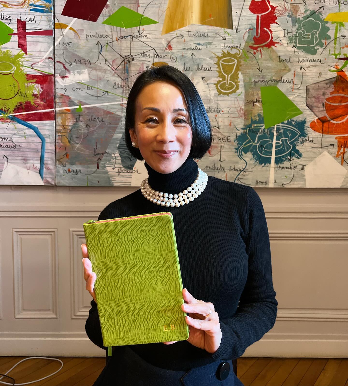 パリ在住・中村江里子アナ、スタイル際立つミニスカ姿に反響 家族ショットにも注目集まる「全員スタイル抜群」