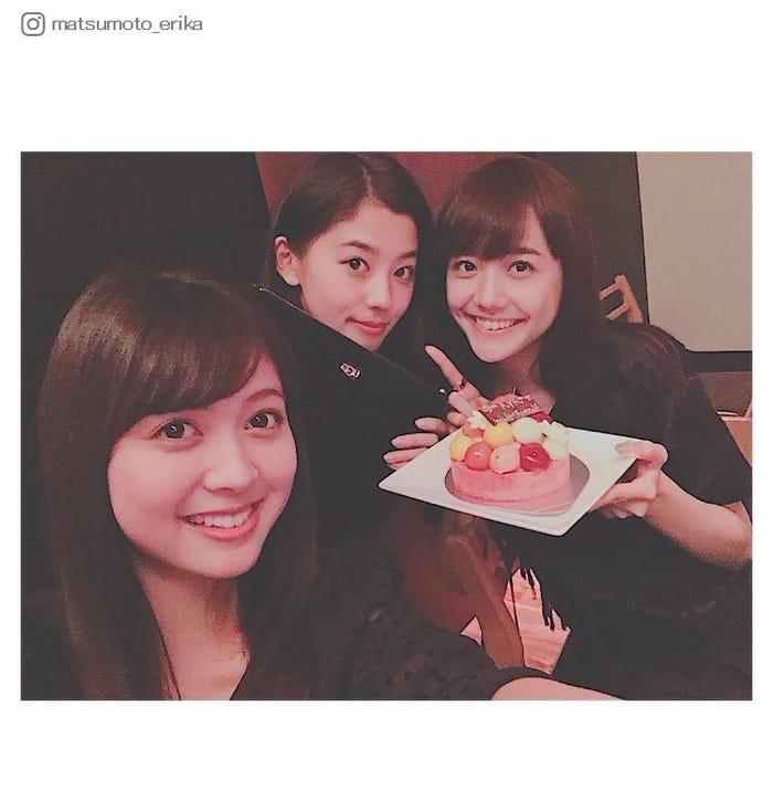 朝比奈彩をお祝い(左から)松元絵里花、朝比奈彩、松井愛莉/松元絵里花Instagramより