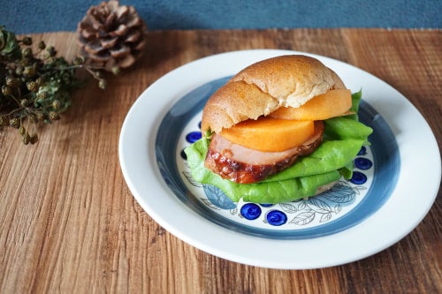 焼き豚と柿とクリームチーズのサンドイッチ