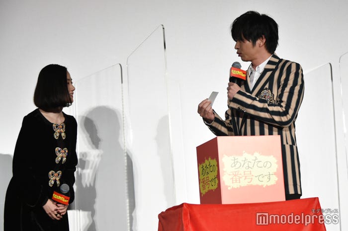 座席番号「O-18」を引いた原田知世と近い座席番号「O-20」を引き「すごくない?」な田中圭(C)モデルプレス