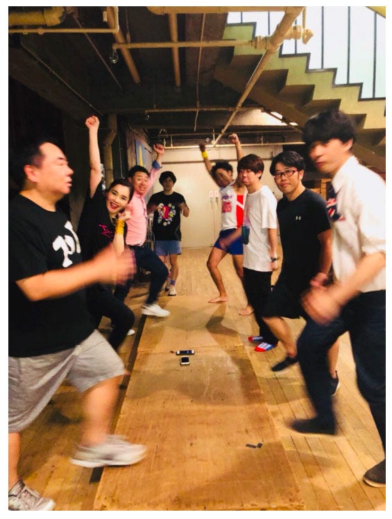 踏み台昇降をする平野ノラと芸人達/平野ノラ公式ブログ(Ameba)より