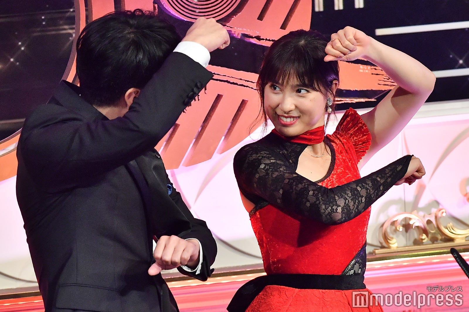 「淋しい熱帯魚」を踊る安住紳一郎アナ、土屋太鳳 （C）モデルプレス