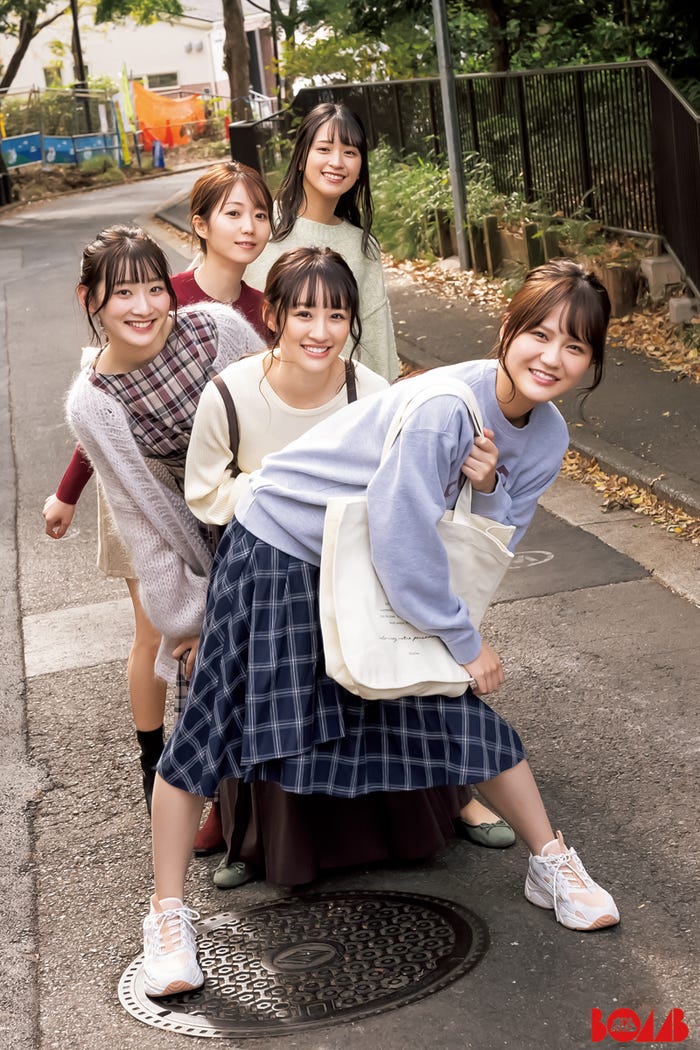 =LOVE(手前から)高松瞳、音嶋莉沙、齋藤樹愛羅、大谷映美里、佐々木舞香/モデルプレス独占カット(提供写真)