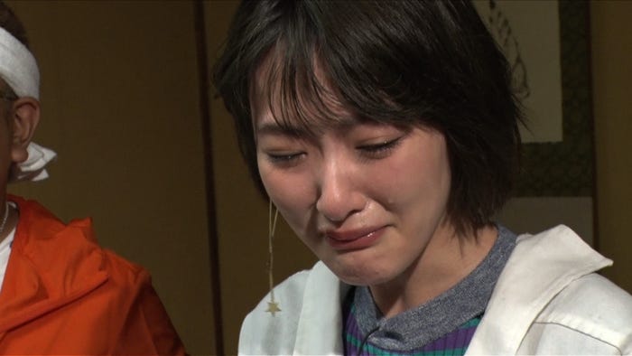 号泣する生駒里奈 (C)テレビ朝日