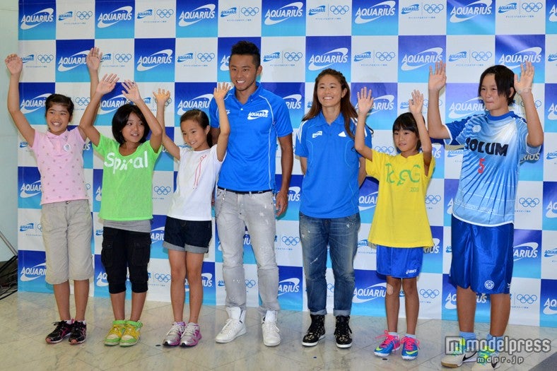 北島選手と澤選手とともに東京五輪が決定し喜んでいる子どもたち