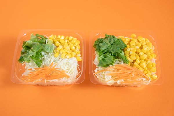 「フレッシュ野菜サラダ」（税込198円）※左が増量前、右が具材増量／提供画像