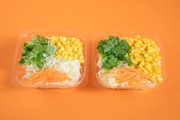 「フレッシュ野菜サラダ」(税込198円)※左が増量前、右が具材増量/提供画像