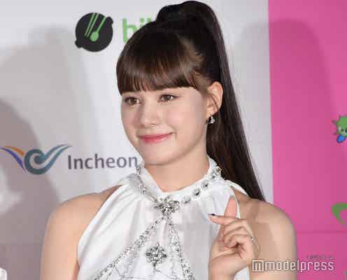 NiziUニナ、スラリ美脚輝くミニスカ姿&上目遣いドアップショット公開「可愛すぎ」「天使」の声