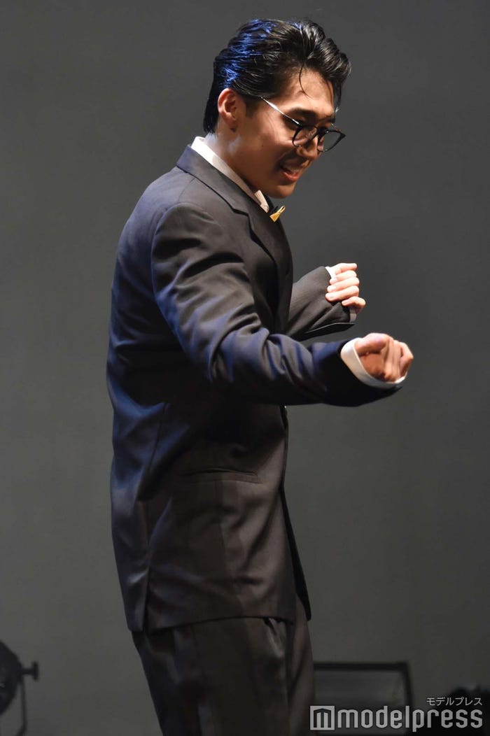 「ひき肉です」ならぬ「人肉です」ポーズをするNaoya(C)モデルプレス