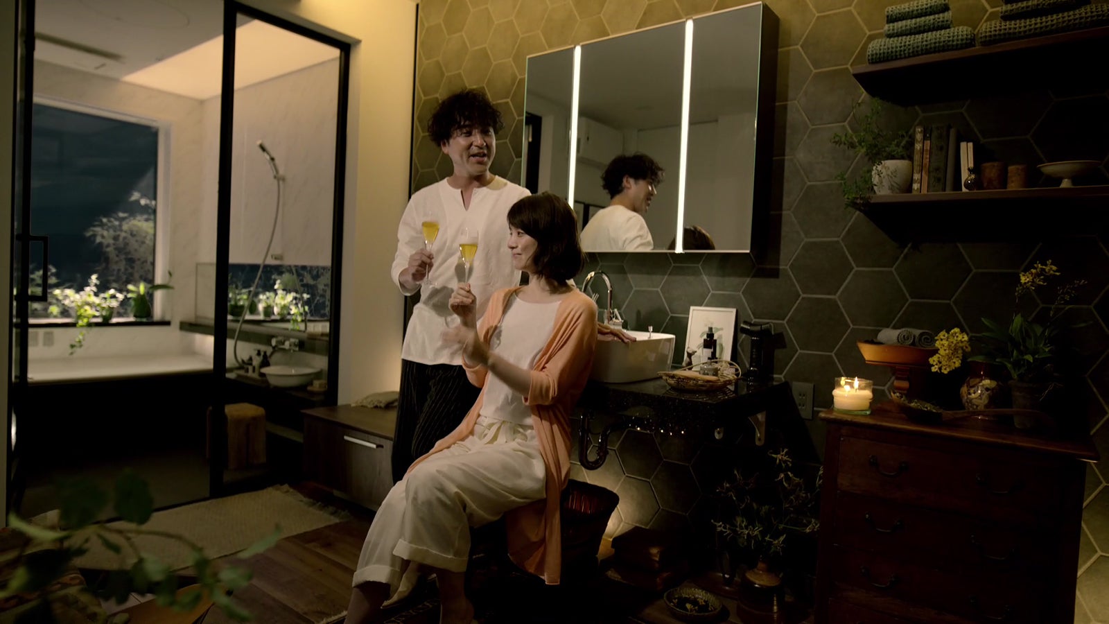 ムロツヨシ、石田ゆり子／テレビCM「あたらしい物語が、つづく。」より（提供写真）