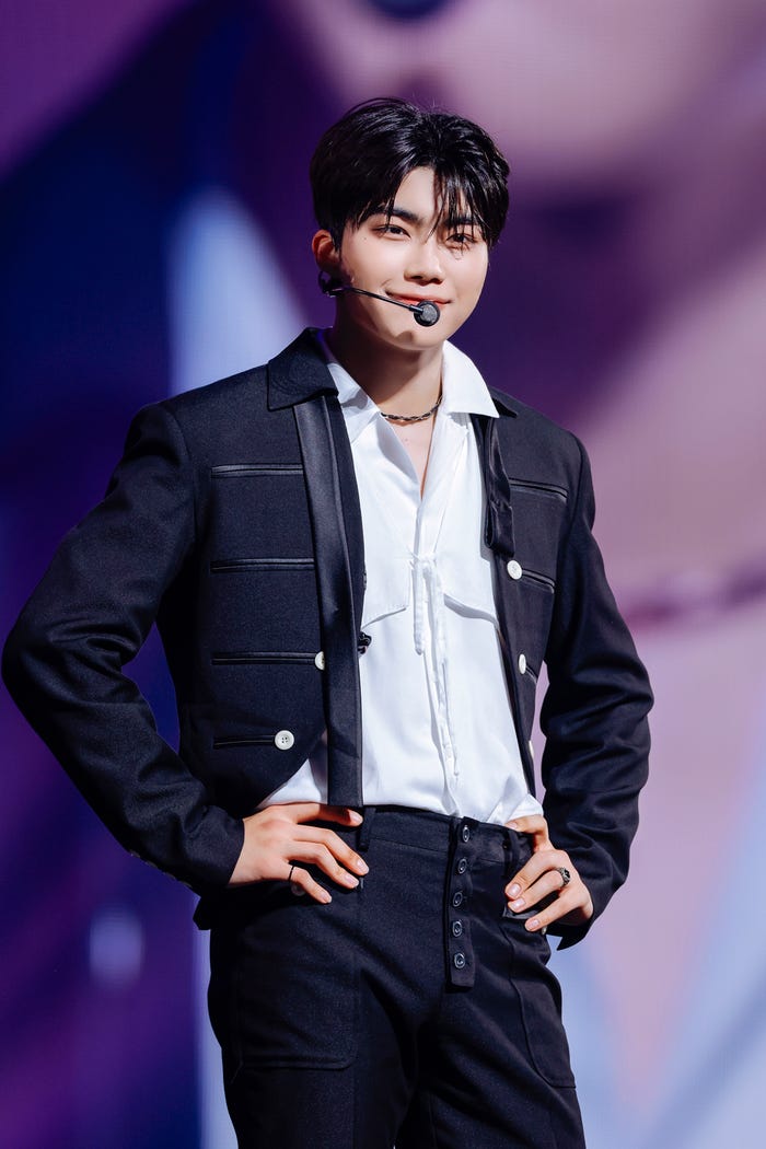 パク・ゴヌク/上山陽介(C)WAKEONE/LAPONE Entertainment