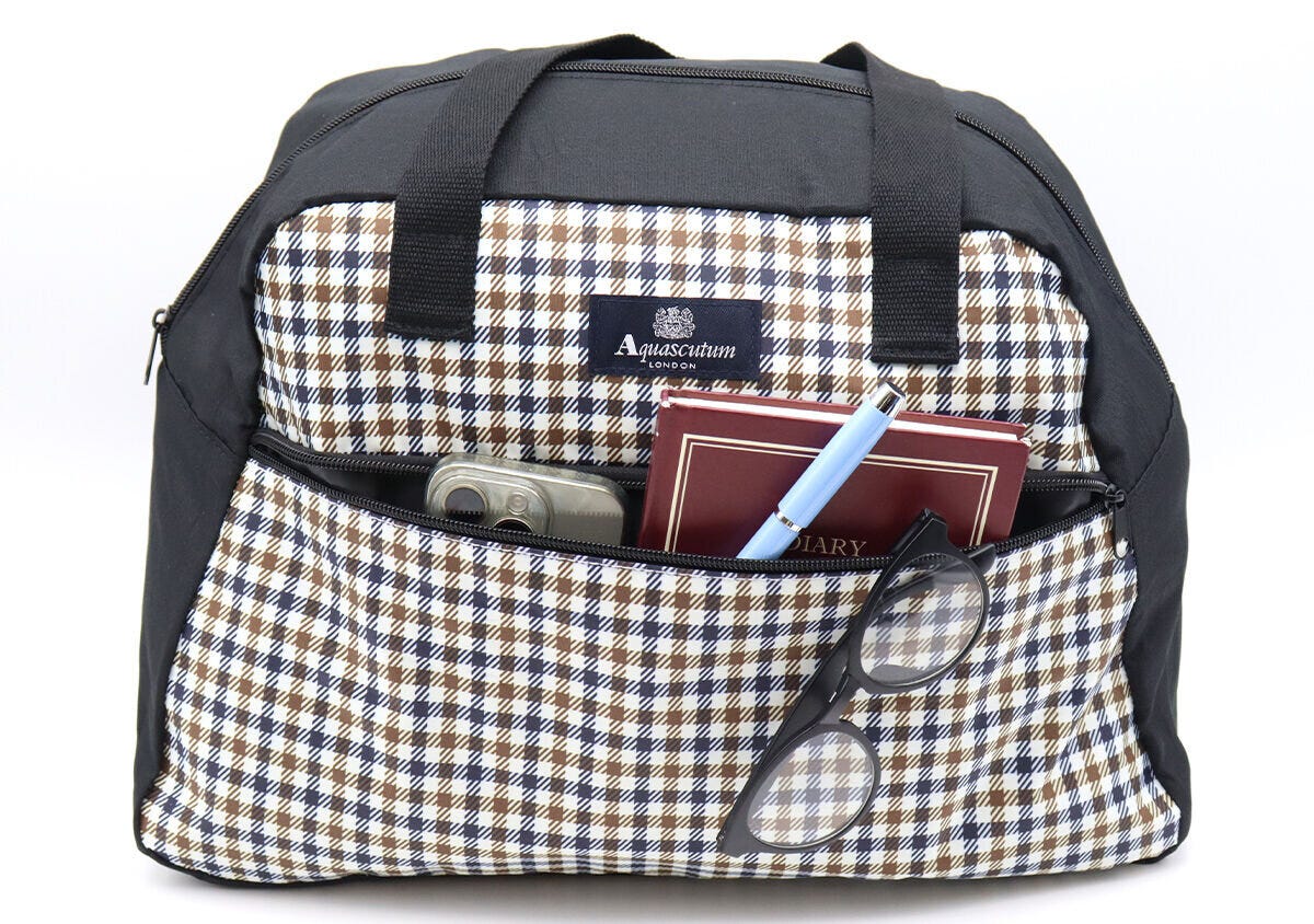 宝島社雑誌付録ＧＬＯＷ3月号のアクアスキュータムの大容量ボストンバッグ4