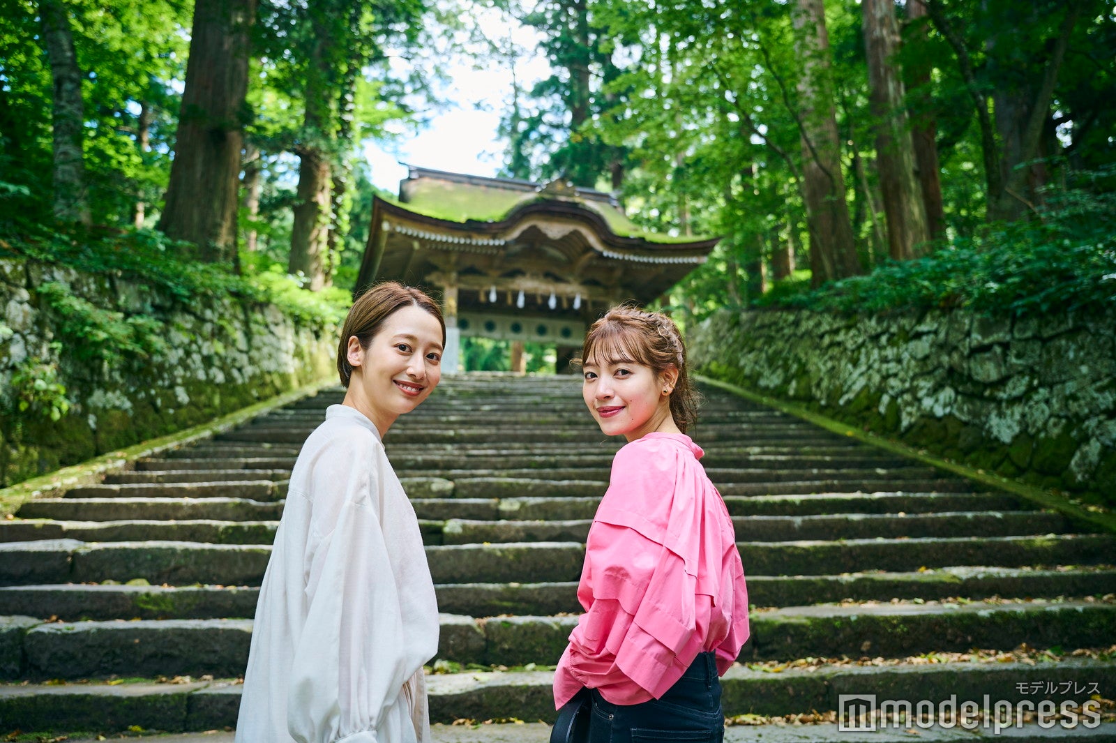 大神山神社奥宮／モデル：石田一帆、前坂美結（C）モデルプレス