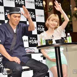 抜群のコンビネーションを見せた岡田圭右(左)と水沢アリー(右)