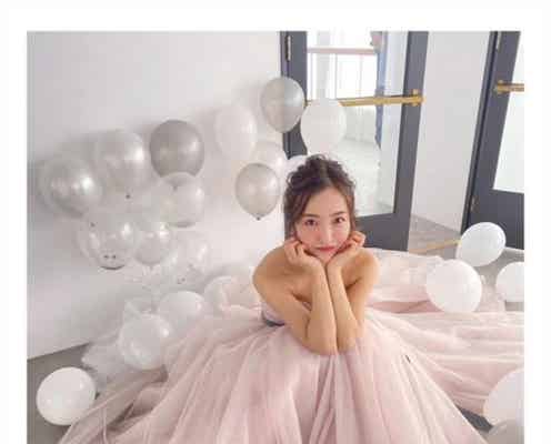 板野友美、ウェディングドレス姿公開に「幸せオーラ溢れてる」の声