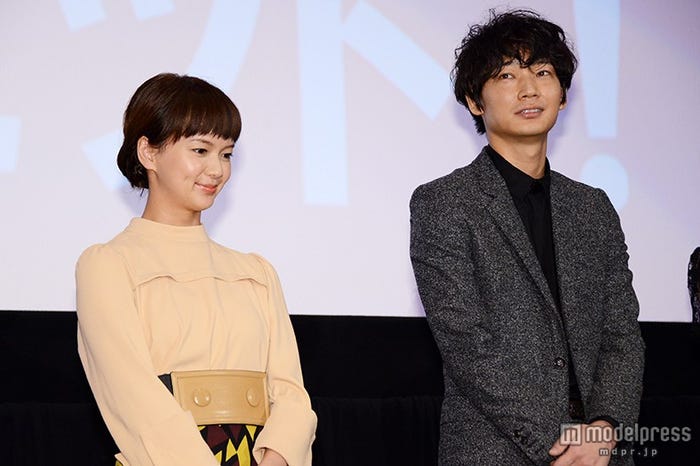 (左から)多部未華子、綾野剛