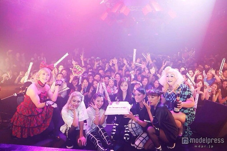 板野友美、バースデーの夜にサプライズ  ガールズナイトを“ギミギミ”ダンスで沸かす