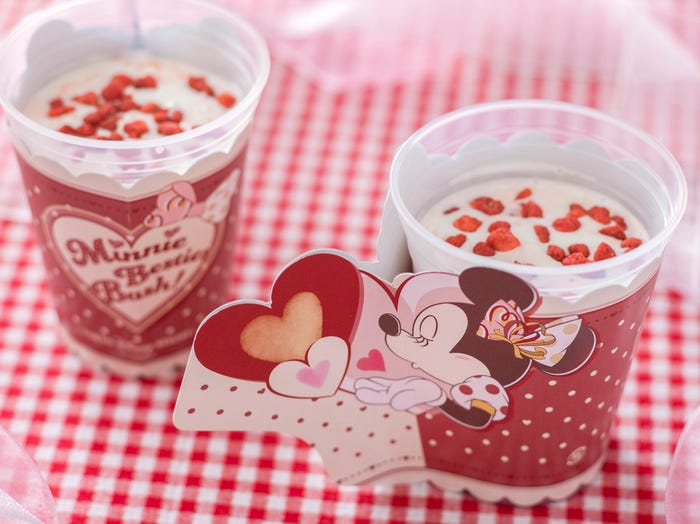 ホットストロベリードリンク(チーズホイップトッピング)600円/杯(C)Disney