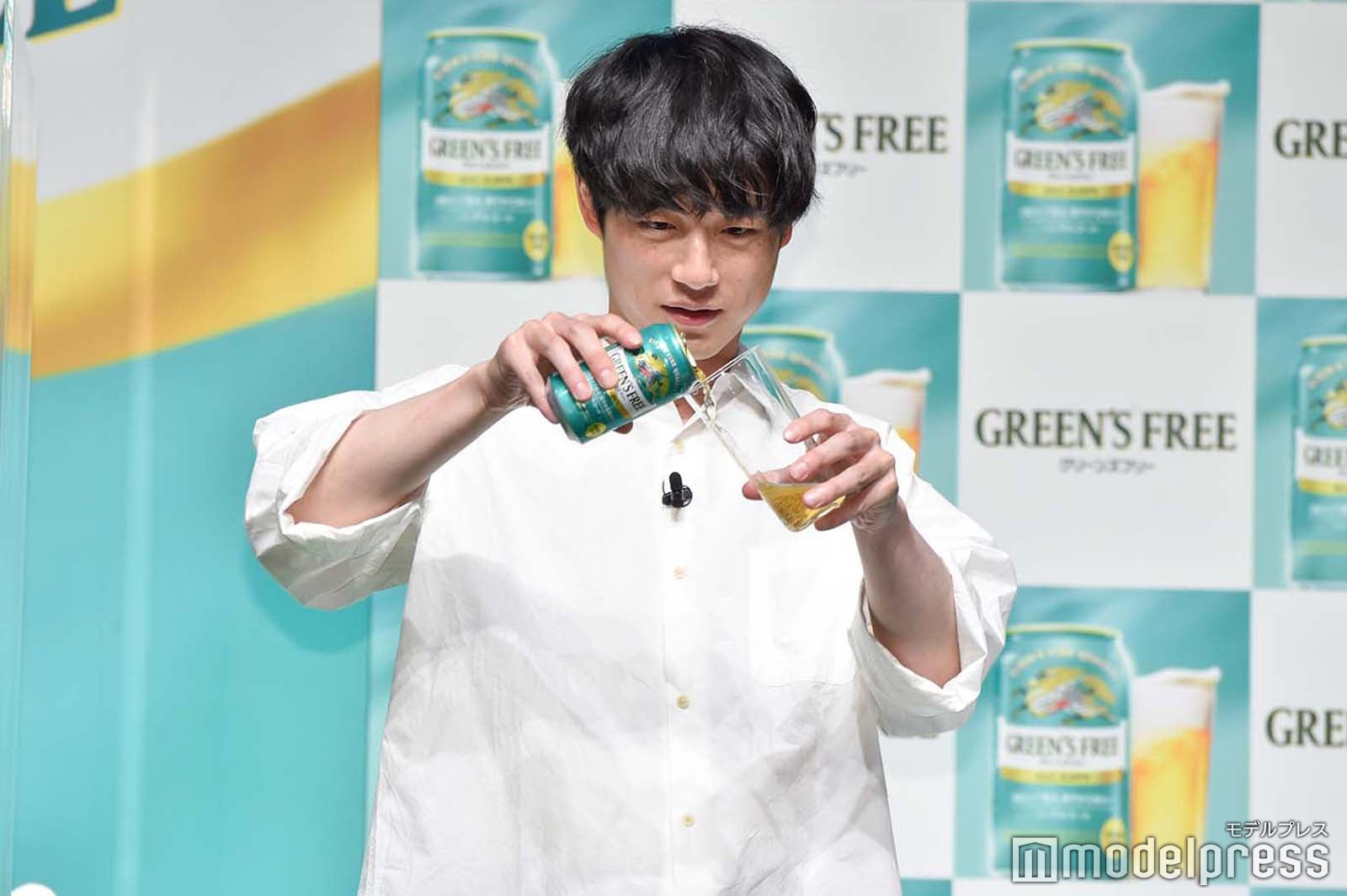 コップに新商品を注ぐ坂口健太郎 （C）モデルプレス