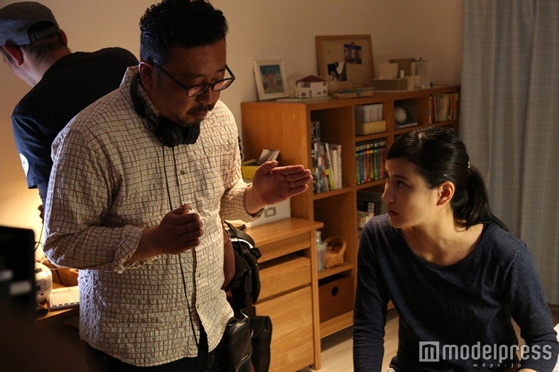 中村義洋、橋本愛（C）2016「残穢－住んではいけない部屋－」製作委員会