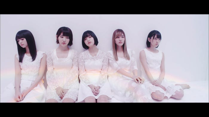 坂道AKB『誰のことを一番 愛してる?』ミュージックビデオより(C)AKS