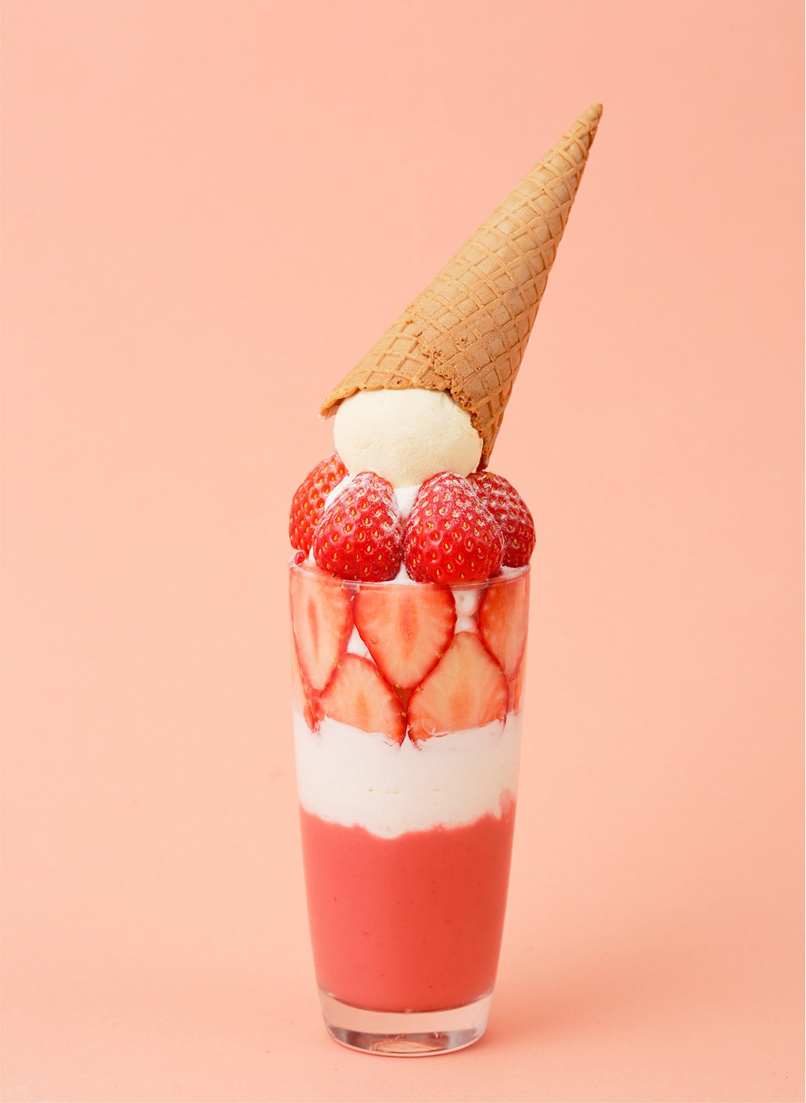 ワッフルコーン ボンボンスムージー
 ストロベリー／画像提供：コンテンポラリープランニングセンター