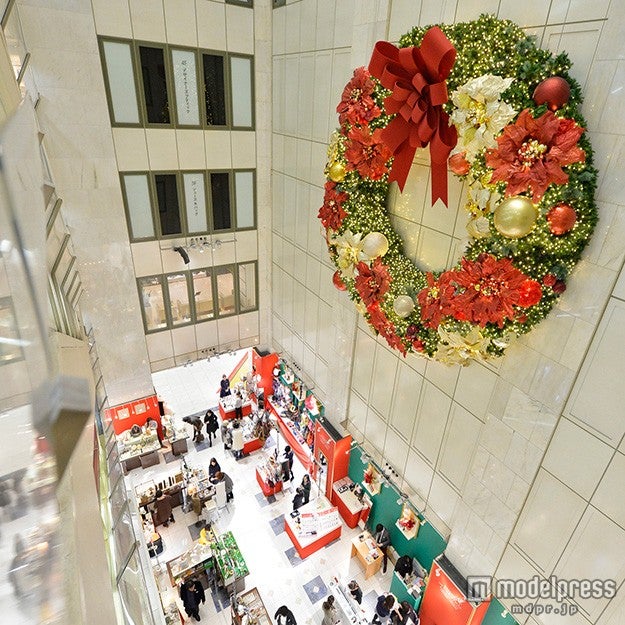 館内をクリスマスカラーで包む
