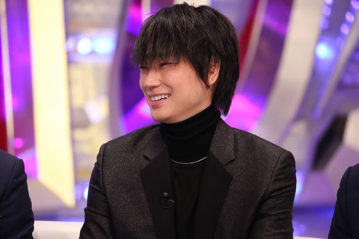 フジテレビ系バラエティ番組「キスマイBUSAIKU!?」にゲスト出演する綾野剛/30日放送回(画像提供:フジテレビ)