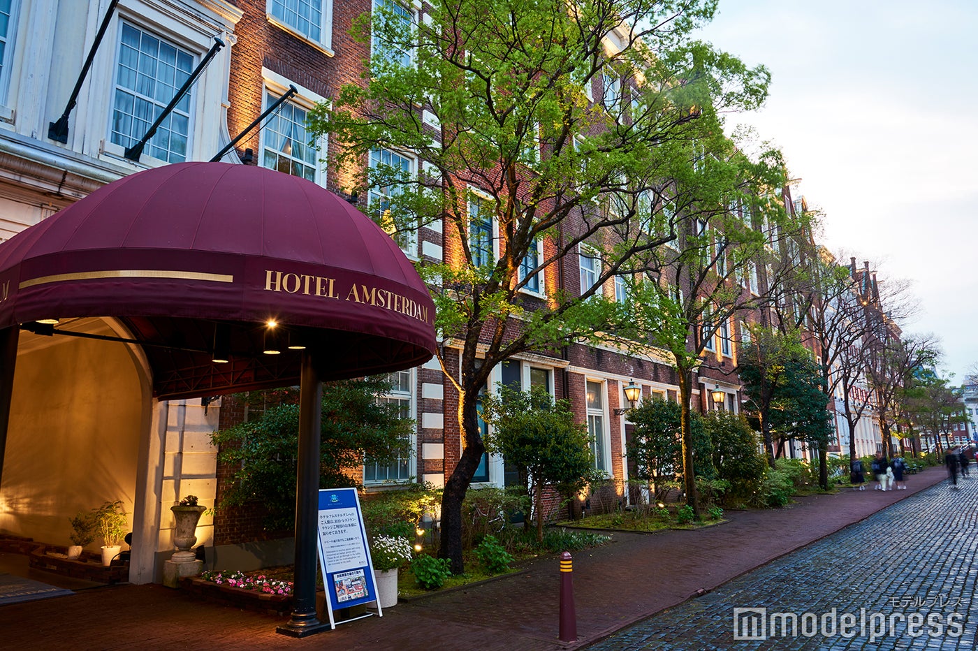 ヨーロッパの街角にありそうな「ホテルアムステルダム」外観（C）モデルプレス
