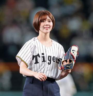 「綺麗なフォーム！」人気アイドルの一球に甲子園どよめく SNSも沸く「軽く投げてあれはすごい！」