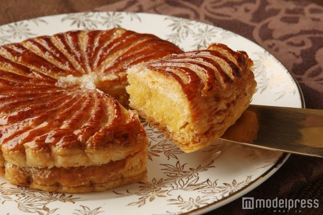 「ジョエル・ロブション」の「ガレット デ ロワ」小1,800円（税抜）／大3,000円（税抜）／画像提供：株式会社フォーシーズ