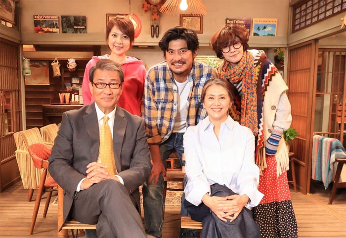 (後列左から時計回り)飯島直子、坂口憲二、内田有紀、小泉今日子、中井貴一(C)フジテレビ