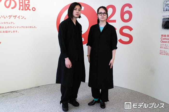 「綿麻 開襟シャツコート」男女の着用イメージ(C)モデルプレス