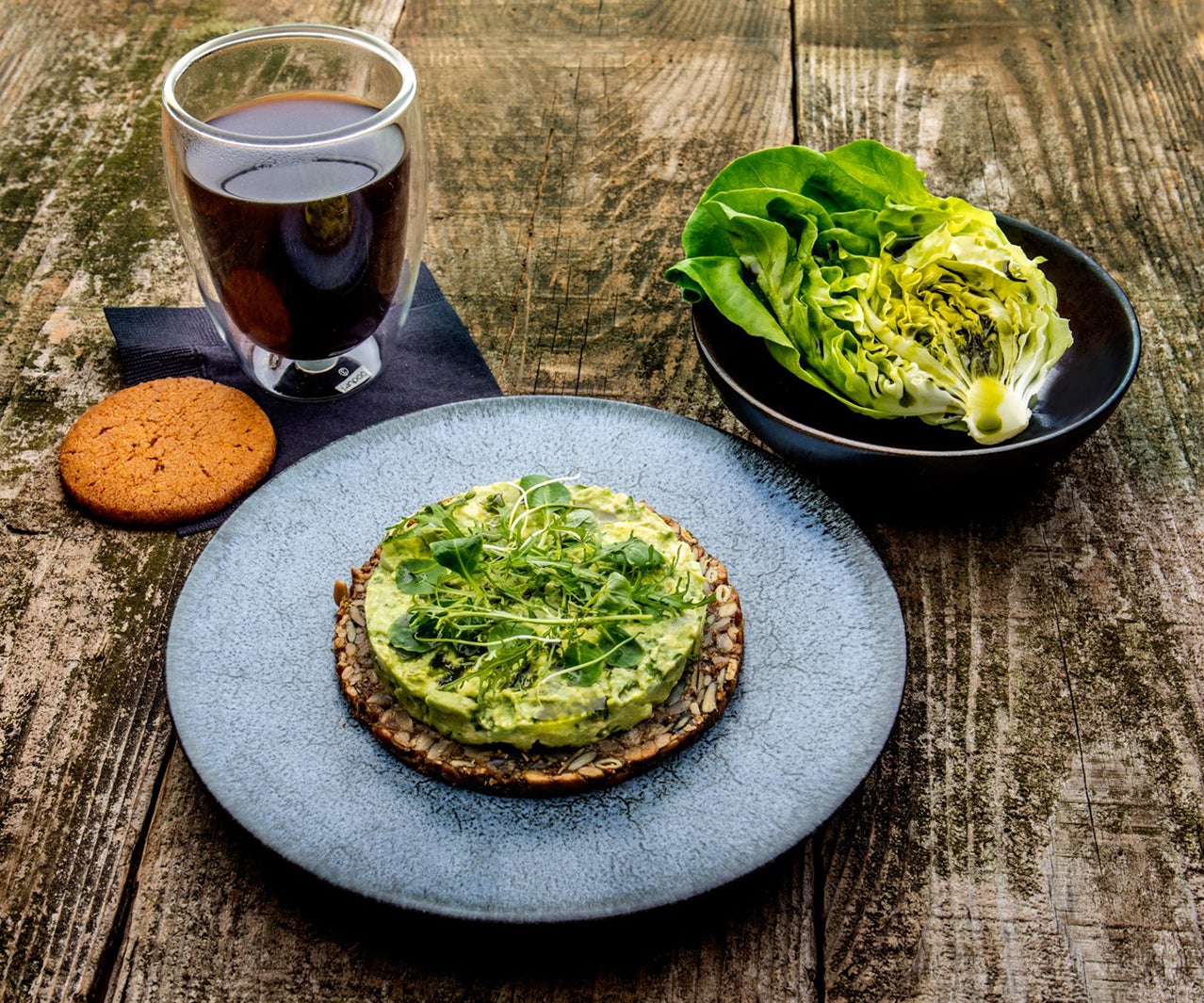 スモーブロー ランチセット￥1,600（税別）／ヒマワリパンにアボガド、パセリ、漬け玉ねぎ、グリーンチリが乗ったアボガドスモーブロー